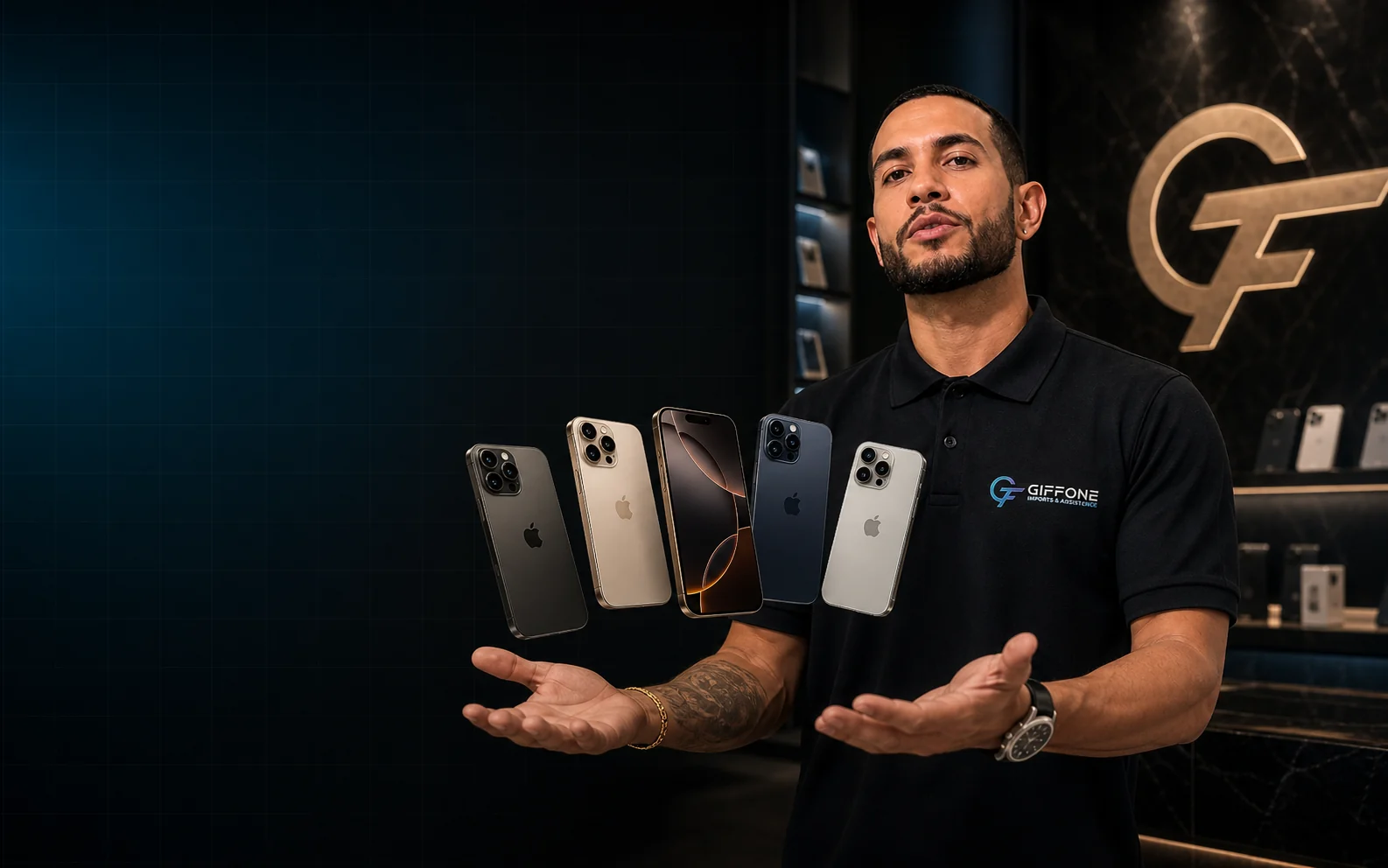 Dono da GIFFONE em postura executiva com as palmas para cima e cinco iPhones flutuando diante do logo da loja